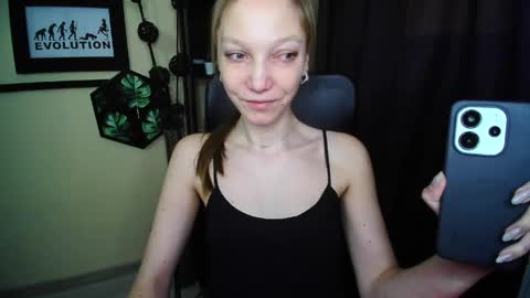 Snapshot of emilly_xkiss chatting on May 1, 2026, 5:56 am Emilly online show from May 1, 2026, 5:56 am