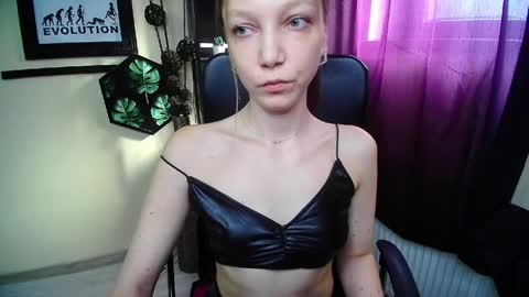 Snapshot of emilly_xkiss chatting on May 14, 2026, 6:20 am Emilly online show from May 14, 2026, 6:20 am