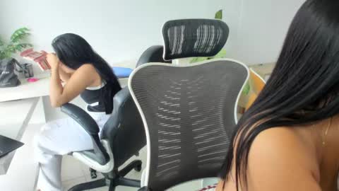 Snapshot of emillybrowm chatting on April 28, 2026, 3:06 pm Emilly online show from April 28, 2026, 3:06 pm