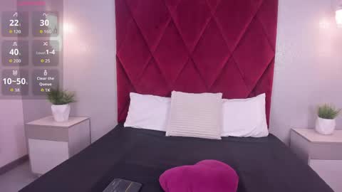 emily_clarkk_ online show from April 17, 2026, 9:07 pm