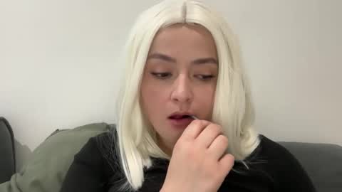 emily_morning_dew online show from November 8, 2025, 1:22 pm