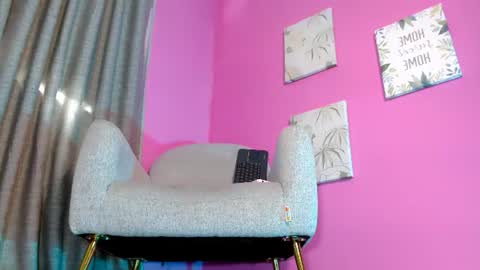Snapshot of emily_oxx chatting on June 20, 2026, 6:22 pm Emily online show from June 20, 2026, 6:22 pm