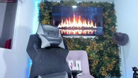 emily_palmeer online show from April 15, 2026, 8:32 am