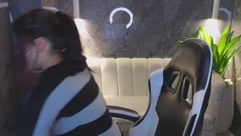 Online 2200 to 600 online show from December 3, 2025, 2:52 am