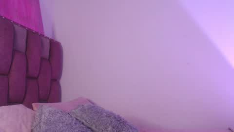 emily_w2 online show from May 5, 2026, 3:36 am