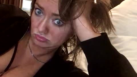 Snapshot of emilyclear chatting on May 16, 2026, 5:04 am emilyclear online show from May 16, 2026, 5:04 am