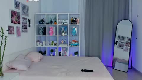 Hey i am  Emily     am -  pm online show from April 19, 2026, 6:10 pm