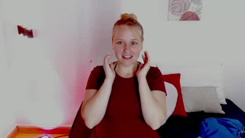 Snapshot of emilysumer chatting on May 15, 2026, 10:28 pm Summer 3 online show from May 15, 2026, 10:28 pm
