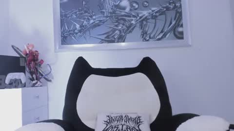 Snapshot of eminence_shadow chatting on June 10, 2026, 4:56 am ELLE DANIELLE online show from June 10, 2026, 4:56 am