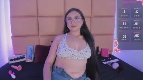 emma__js_ online show from April 14, 2026, 10:27 pm