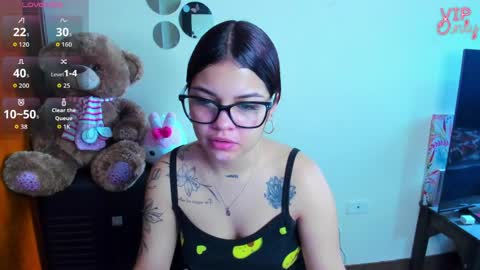Snapshot of emma_boo_ chatting on May 17, 2026, 2:02 pm emma_boo_ online show from May 17, 2026, 2:02 pm