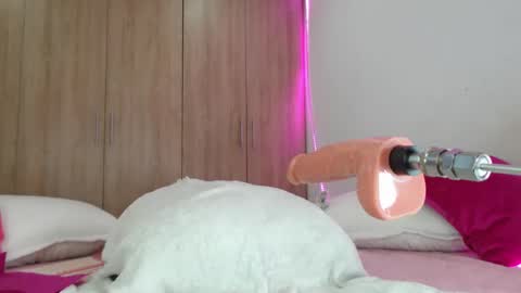 Snapshot of emma_glutton chatting on November 27, 2025, 3:47 pm Emma Glutton online show from November 27, 2025, 3:47 pm