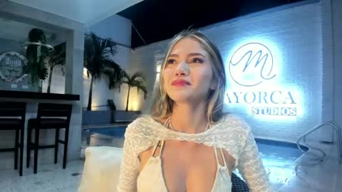 emma_jhoons online show from April 26, 2026, 3:26 am