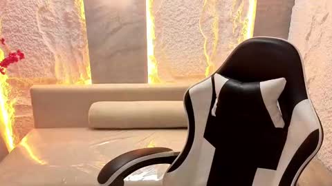 Emma online show from September 12, 2025, 5:02 pm