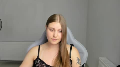 Snapshot of emma_sweettyy chatting on July 6, 2026, 12:35 pm Emma online show from July 6, 2026, 12:35 pm