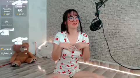 Snapshot of emma_unu chatting on July 26, 2026, 2:53 am Emma online show from July 26, 2026, 2:53 am