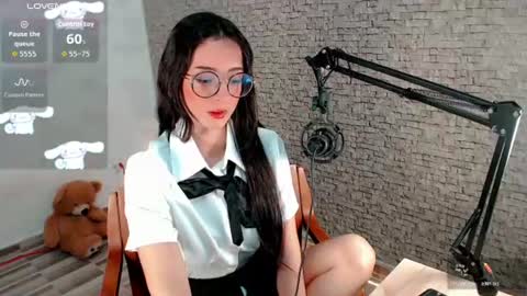 Snapshot of emma_unu chatting on August 4, 2026, 2:48 am Emma online show from August 4, 2026, 2:48 am