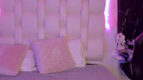 emmaa00_ online show from April 16, 2026, 9:39 pm