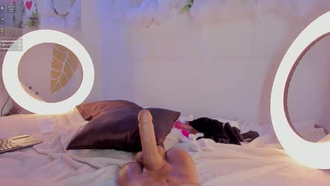 Emma Duque online show from December 1, 2025, 11:04 am