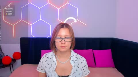 Emma 3 online show from April 21, 2026, 1:42 am