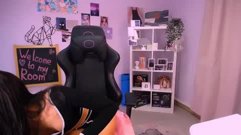 Snapshot of emmakeam_ chatting on December 7, 2024, 9:28 am Emma online show from December 7, 2024, 9:28 am