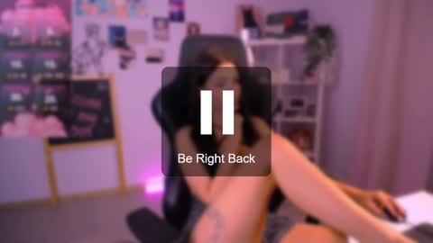 Snapshot of emmakeam_ chatting on December 8, 2024, 9:57 am Emma online show from December 8, 2024, 9:57 am