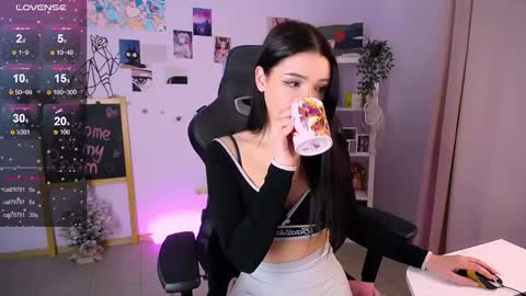 Snapshot of emmakeam_ chatting on January 22, 2025, 4:33 pm Emma online show from January 22, 2025, 4:33 pm