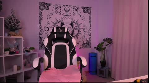 Snapshot of emmakeam_ chatting on January 29, 2025, 6:54 am Emma online show from January 29, 2025, 6:54 am