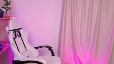 Snapshot of emmakeam_ chatting on October 7, 2025, 10:01 am Emma online show from October 7, 2025, 10:01 am