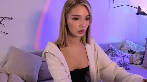 Snapshot of emmakeam_ chatting on November 13, 2025, 9:30 am Emma online show from November 13, 2025, 9:30 am