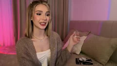 Snapshot of emmakeam_ chatting on November 21, 2025, 10:03 am Emma online show from November 21, 2025, 10:03 am