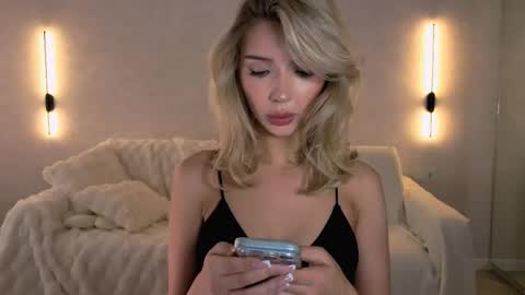 Snapshot of emmakeam_ chatting on May 5, 2026, 3:14 am Emma online show from May 5, 2026, 3:14 am