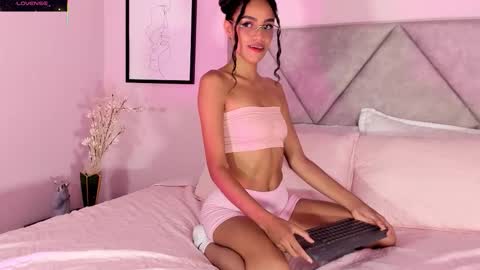 emmamilleerr online show from November 22, 2025, 8:19 pm