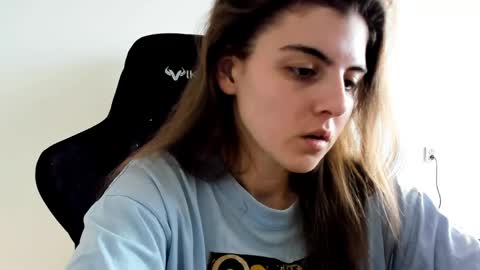 Snapshot of emmamon chatting on April 15, 2026, 8:32 am Emma online show from April 15, 2026, 8:32 am