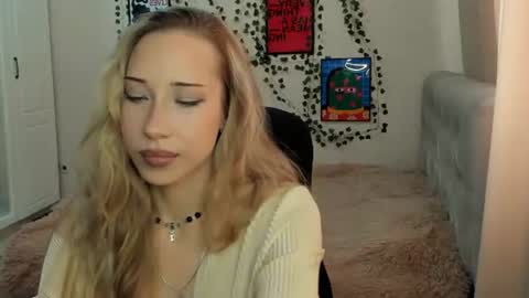 Snapshot of emmarayder chatting on July 17, 2026, 11:28 am Emma online show from July 17, 2026, 11:28 am