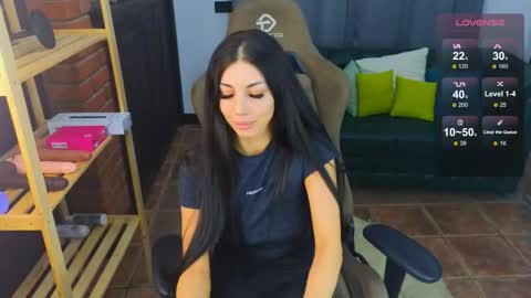 Mia online show from November 22, 2025, 7:35 pm