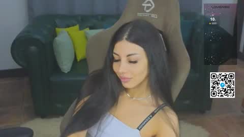 Mia online show from December 2, 2025, 7:20 pm