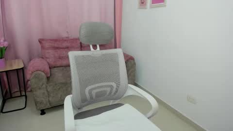 Emmi online show from October 21, 2025, 7:58 pm