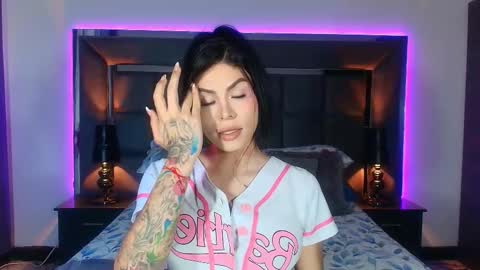 Emmily Santibaez online show from February 24, 2025, 5:54 am