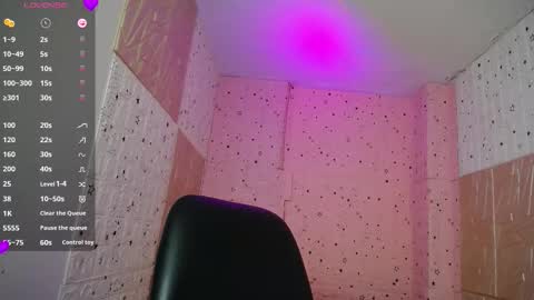 emmy_durant online show from November 18, 2025, 8:46 pm