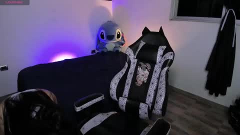 Im Emily would you like to help me reach 100  online show from October 4, 2025, 9:51 am