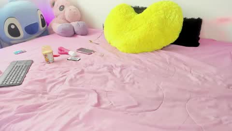 Snapshot of emy_xdy chatting on May 13, 2026, 3:42 pm Im Emily would you like to help me reach 100 online show from May 13, 2026, 3:42 pm