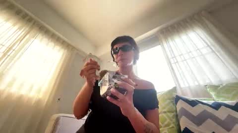 encantadoradeserpientes online show from April 1, 2026, 7:53 am