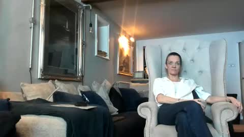 englishcouple81 online show from March 8, 2026, 5:00 am