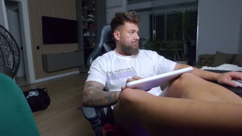 Erik online show from January 26, 2025, 10:35 pm