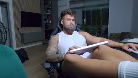 Erik online show from February 9, 2025, 6:26 pm