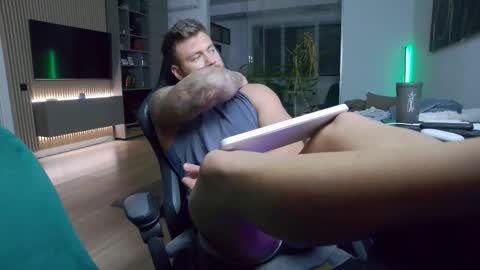 Erik online show from October 30, 2025, 4:52 pm