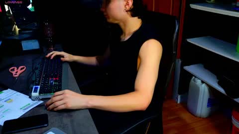Snapshot of enzo_steel chatting on June 8, 2026, 9:20 am enzo_steel online show from June 8, 2026, 9:20 am