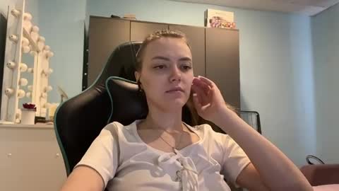 Lily online show from April 21, 2026, 3:02 am