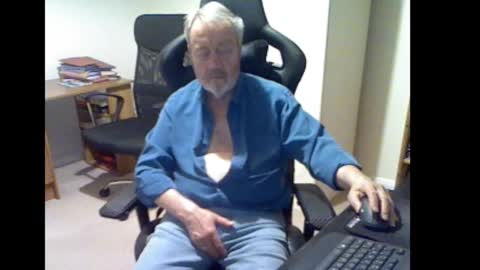 erasmus_d online show from November 1, 2025, 6:21 pm